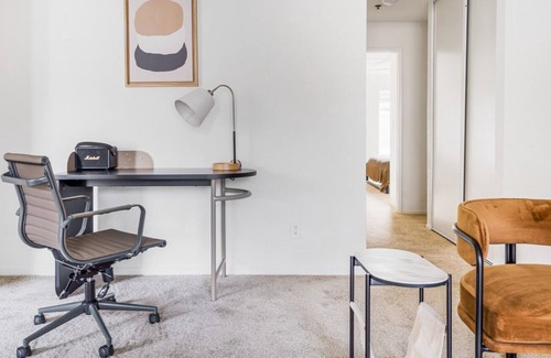 Pleasanton Apartment | Trendy Pleasanton 2BR w/ A/C, Gym & Pool, nr TJ & CVS, by Blueground