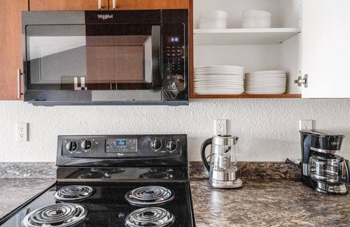 Pleasanton Apartment | Trendy Pleasanton 2BR w/ A/C, Gym & Pool, nr TJ & CVS, by Blueground