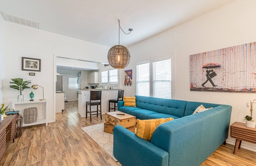 Tobin Hill House | Trendy Stay in SA
