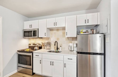 Melrose Condo | Trendy Studio for 4 w/Community Pool!