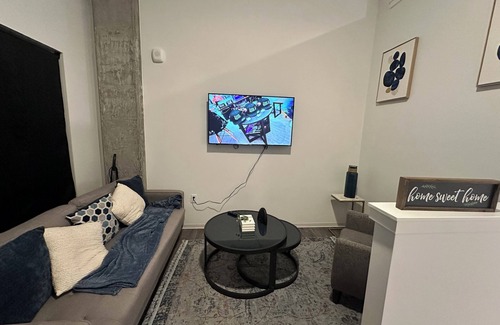 Hilltop Condo | Trendy Vaulted Ceiling Loft in Downtown Center