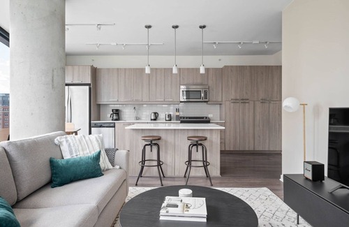 West Loop Apartment | Trendy West Loop 2BR w/W/D, Gym & Lounge, nr L, by Blueground