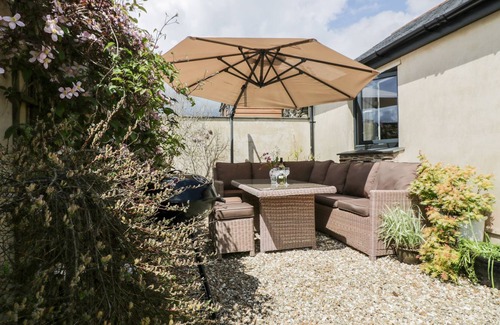 Caerhays Cottage | TREVENNA BARN, pet friendly, with a garden in Veryan