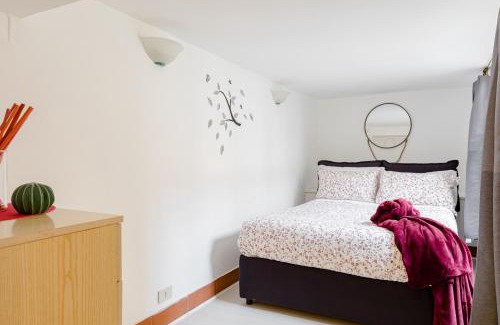 Rione II Trevi Apartment | Trevi Fountain - Modern Suite in 17th-century Palazzo
