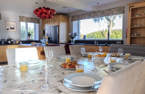 Holywell House | Trevornick Farm House- dog friendly with hot tub and tennis court near Newquay