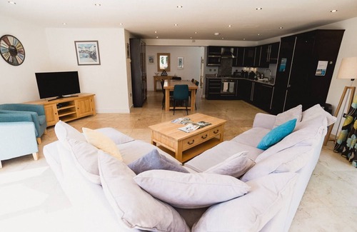 St Austell Cottage | Trewhiddle Villa 10 - a trewhiddle that sleeps 7 guests in 4 bedrooms