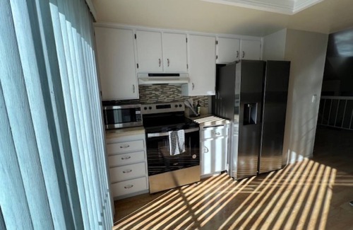 Birdland House | Tri-level Townhome 3br and 3 full ba - washer & dryer and 2-car garage w/pool