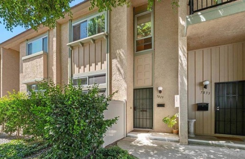Birdland House | Tri-level Townhome 3br and 3 full ba - washer & dryer and 2-car garage w/pool