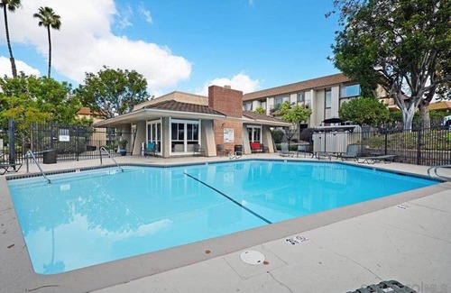 Birdland House | Tri-level Townhome 3br and 3 full ba - washer & dryer and 2-car garage w/pool
