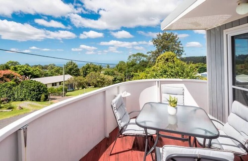 Eagle Heights House | TRI-LIVING WITH COASTAL VIEWS / TAMBORINE MOUNTAIN