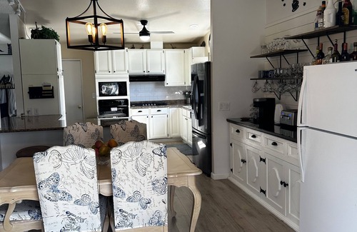 Thousand Palms House | TRI PALMS ESTATES Desert Retreat- on a golf course.