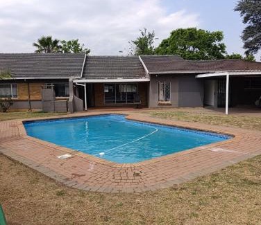 Kempton Park House | TRIANGLE STARS Guest House
