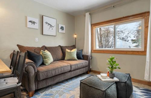 Drumheller House | Triceratops Landing I Fire Place I Games I Netflix