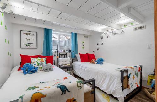 Drumheller House | Triceratops Landing I Fire Place I Games I Netflix