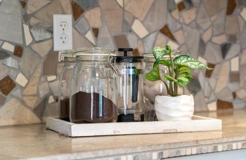 Drumheller House | Triceratops Landing I Fire Place I Games I Netflix