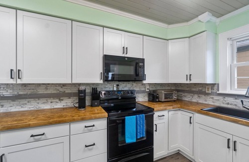 Portsmouth House | Trini Cottage with Spacious 3BR, Deck and Workspace