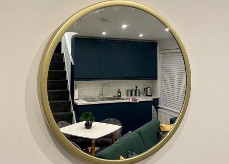 Huntingdon Apartment | Trinity Apartments - 2 Bed Apartment - sleeps 6 - Spacious - Modern - 30 Seconds from High Street