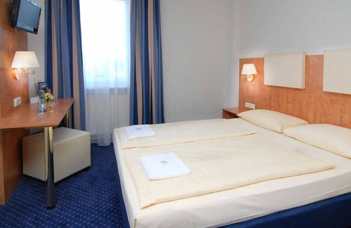 Kappel-Grafenhausen House | Triple room with toilet and shower - Euro Hotel