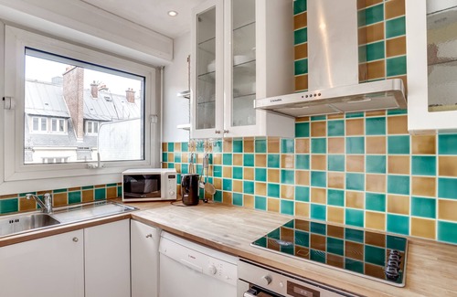 16th Arrondissement Apartment | Trocadéro/Rue de la Pompe (Desbordes-Valmore) ID 253