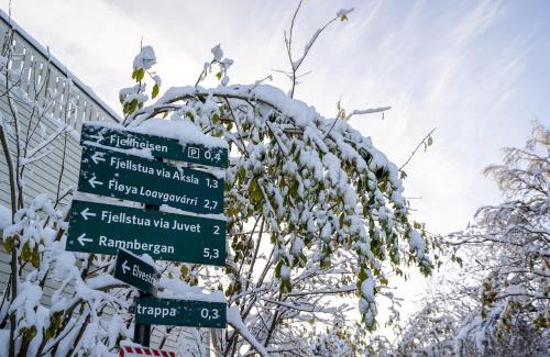 Tromsdalen Apartment | Tromsø Bridge & Cathedral View l By Fjellheisen
