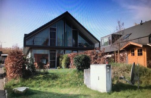 Gaienhofen House | Tropic Love I - Seezugang - Seesicht I BeachParadise I Massage - Trampolin - Light Show - Parken - Cinema Feeling - BBQ