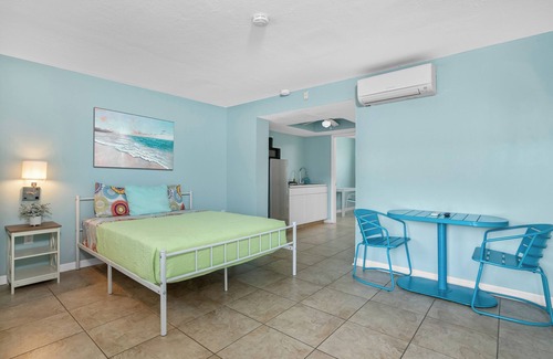 Palm Isles Resort | Tropical 2 Bedroom Suite at Fort Myers Beach