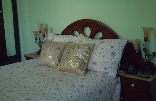 Douglas House | Tropical Apartment with private patio, Walk to Beaches, Shops and Cafes