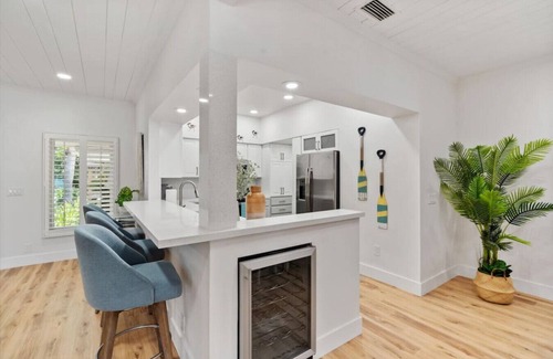 Pompano Isles House | Tropical Breeze and Palm Trees