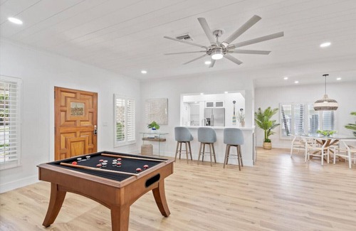 Pompano Isles House | Tropical Breeze and Palm Trees