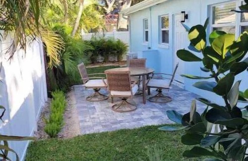 Lantana Apartment | Tropical Breezes - Walk to the Beach
