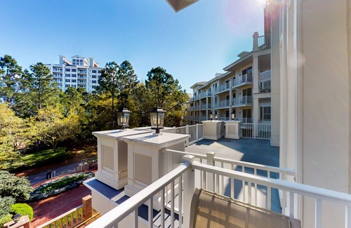 Baytowne Wharf Apartment | Tropical condo at The Village of Baytown Wharf with AC, pool, hot tub, & gym