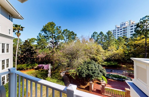 Baytowne Wharf Apartment | Tropical condo at The Village of Baytown Wharf with AC, pool, hot tub, & gym