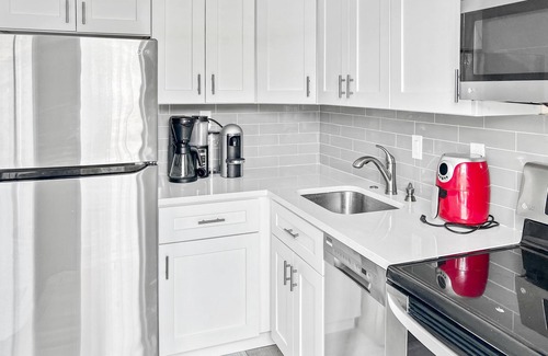 Harbor Village Apartment | Tropical & Cozy Private Home Near Beach: Private, Yard, Parking