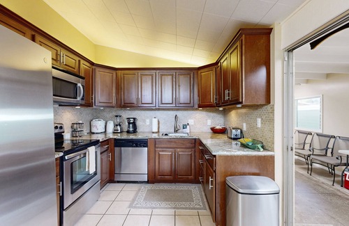 Portlock House | Tropical Escape with Lanai & Private Yard | Walk to Maunalua Bay Beach