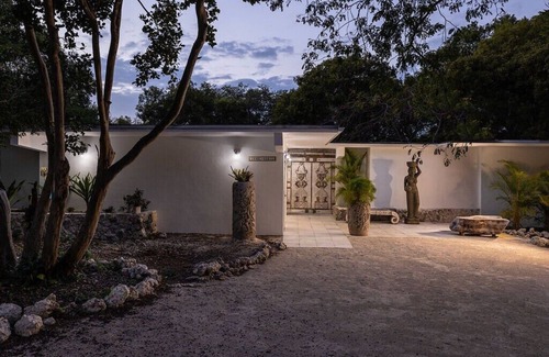 Key Largo House | Tropical House By The Shore at Largo Resort