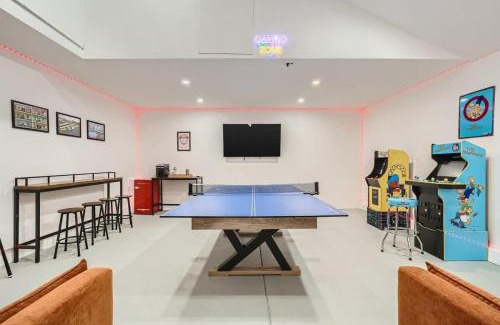 Spring Valley House | Tropical House with Heated Pool 10 Min to Strip