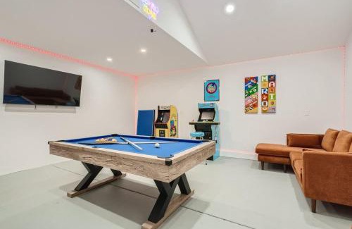 Spring Valley House | Tropical House with Heated Pool 10 Min to Strip