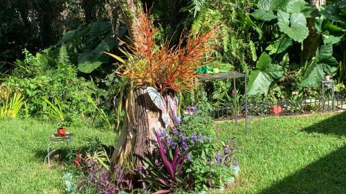 Rural Estates House | Tropical Jungle Bugelow
