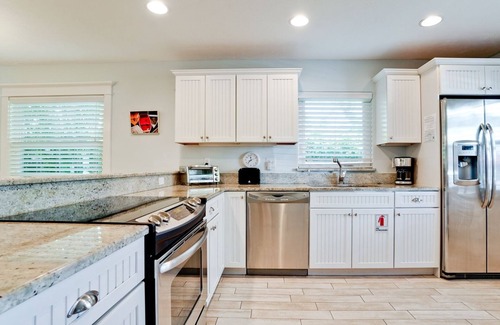 Anna Maria Cottage | Tropical Landscaped Beach Cottage with Heated Jetted Pool