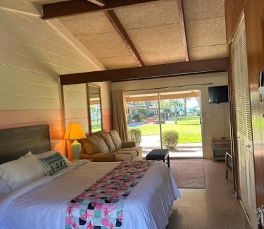 DeLand Resort | Tropical Marina & Resort on Lake Beresford