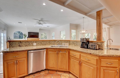 Lake Ida Shores House | Tropical Oasis - 5 bdrm w/pool & private cottage in Delray Beach