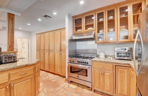 Lake Ida Shores House | Tropical Oasis - 5 bdrm w/pool & private cottage in Delray Beach
