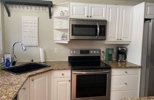 Sarasota House | Tropical Oasis 5 min to Siesta Key, Private Salt Water Pool w Lanai!