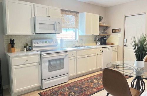 Gillespie Park House | Tropical Oasis in Gillespie Park