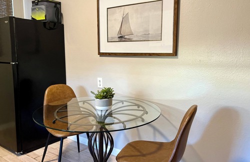 Gillespie Park House | Tropical Oasis in Gillespie Park