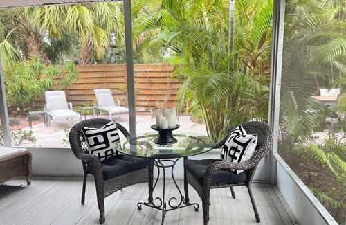 Gillespie Park House | Tropical Oasis in Gillespie Park