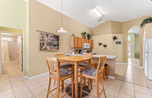 Solana House | Tropical Oasis on Hypolita