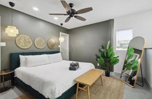 Lancaster House | Tropical Oasis - Pool + Beach Volleyball + Firepit