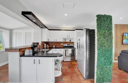 Coral Shores House | Tropical Oasis | Private Pool & BBQ | 5 Mins to Beach