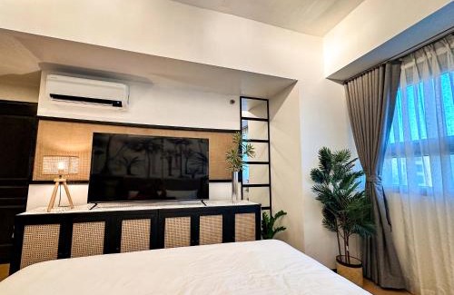 Bonifacio Global City Apartment | Tropical Oasis w/the best view of BGC + Netflix